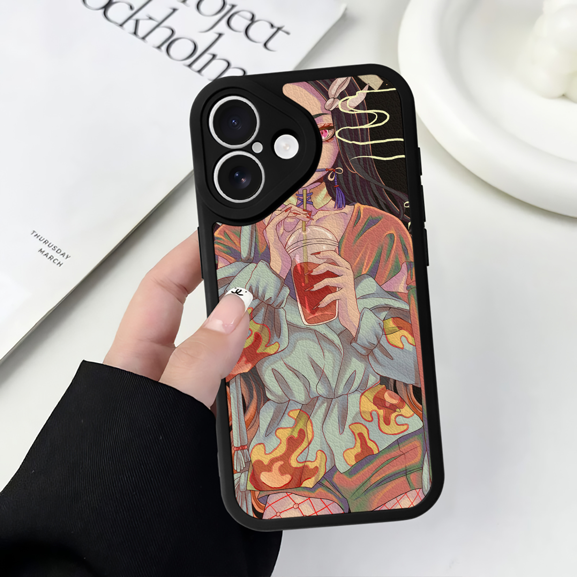 （画像用） 鬼滅の刃（きめつのやいば）竈門 禰󠄀豆子／かまど ねずこ Kamado Nezuko 【iPhone 16シリーズ対応】シリコンスマホケース（レザー調） 材質：シリコン